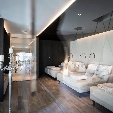 Hotel Small & Beautiful Gnaid 4*