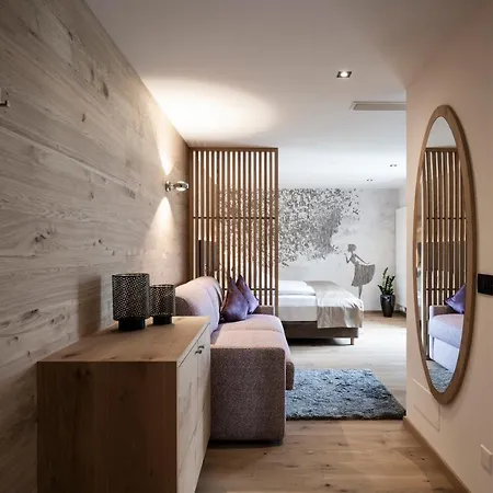 Small & Beautiful Gnaid Hotel