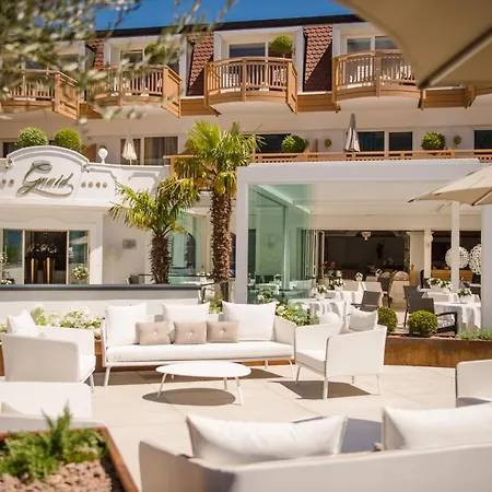 Hotel Small & Beautiful Gnaid 4*